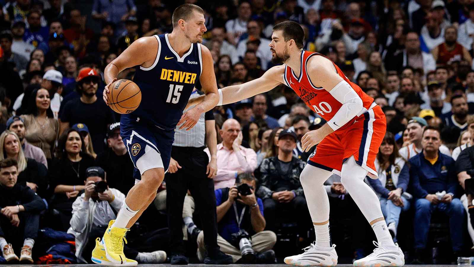 لوس أنجليس كليبرز يخطف فوزا مثيرا ضد ناجتس في الدوري الأمريكي للسلة (فيديو)