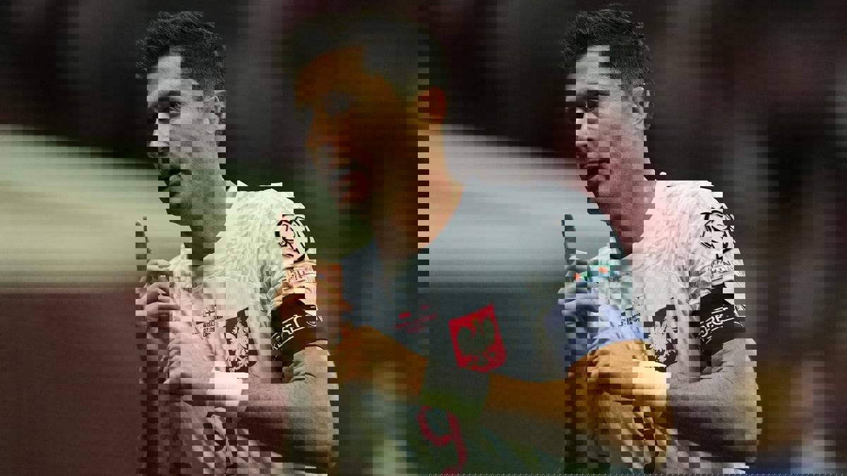 فرحة أيونا والدة ليفاندوفسكي بهدفيه في مباراة بولندا وجزر فارو (فيديو)