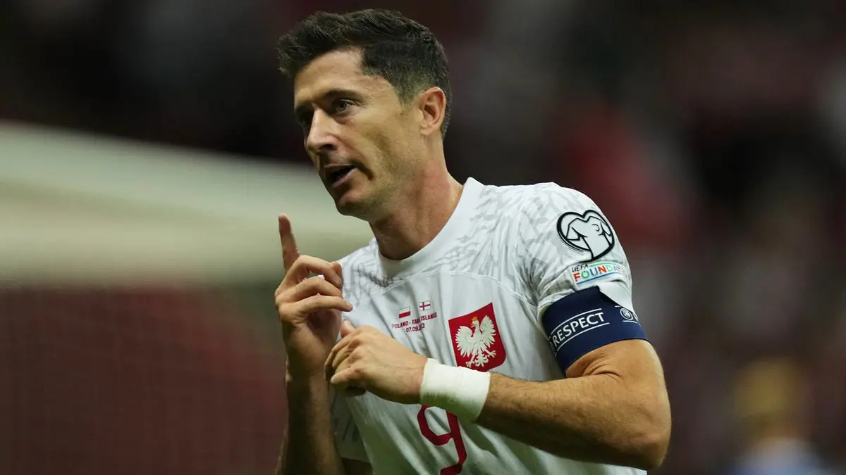 فرحة أيونا والدة ليفاندوفسكي بهدفيه في مباراة بولندا وجزر فارو (فيديو)