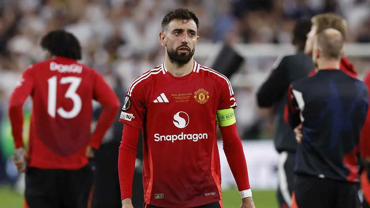 يتوسلونه.. لاعبو مانشستر يونايتد يعرقلون رحيل برونو فيرنانديز إلى الهلال