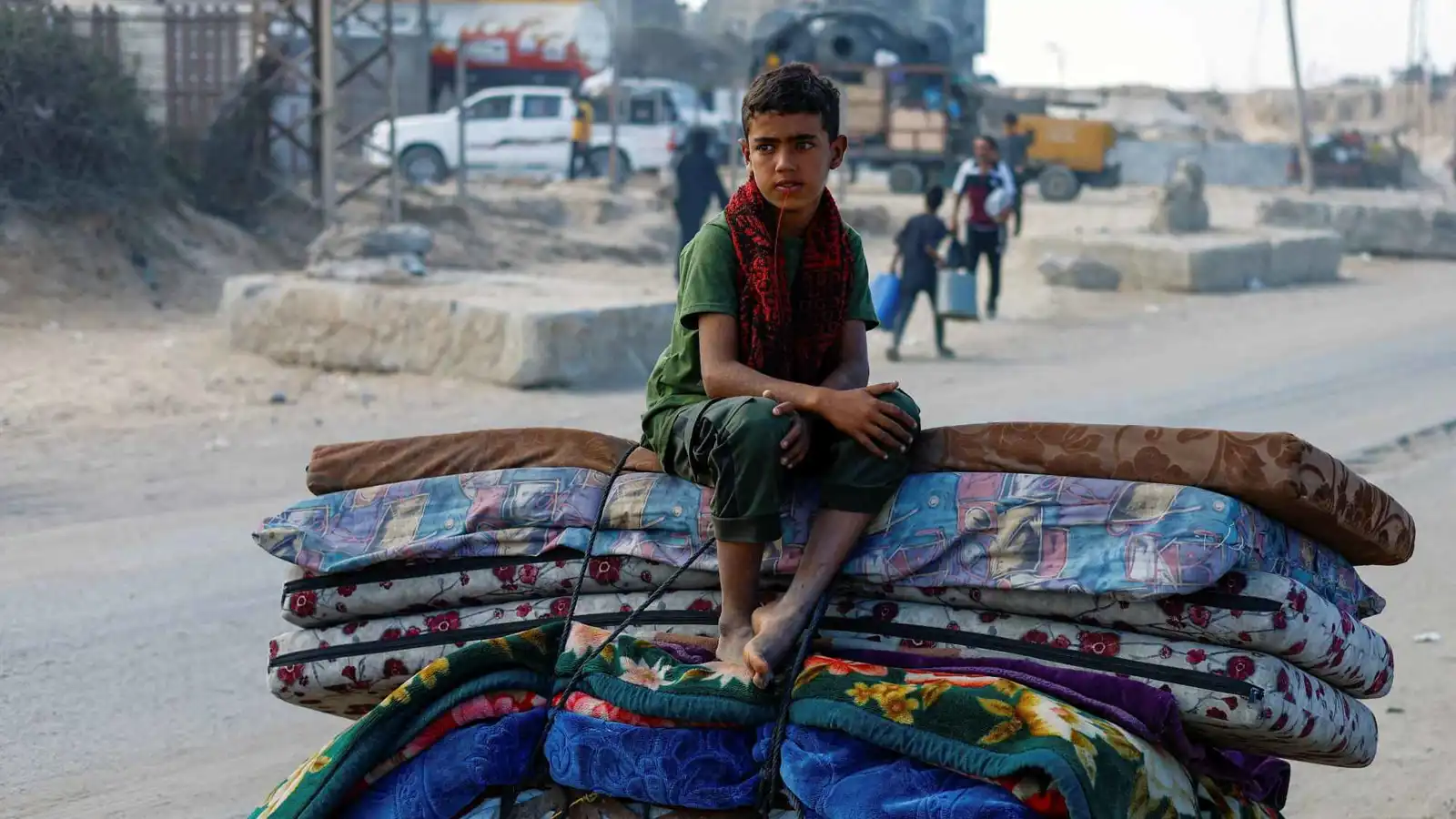 طفل في رحلة النزوح عن مدينة غزة