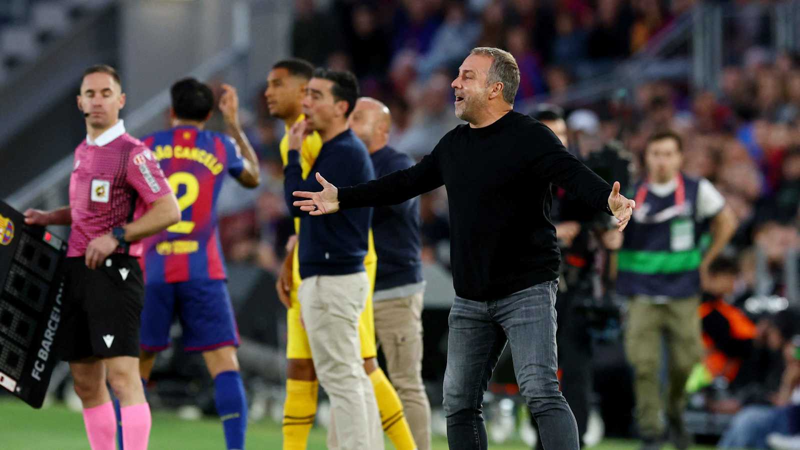 رغم الخروج من دوري أبطال أوروبا.. برشلونة يكافئ هانز فليك 