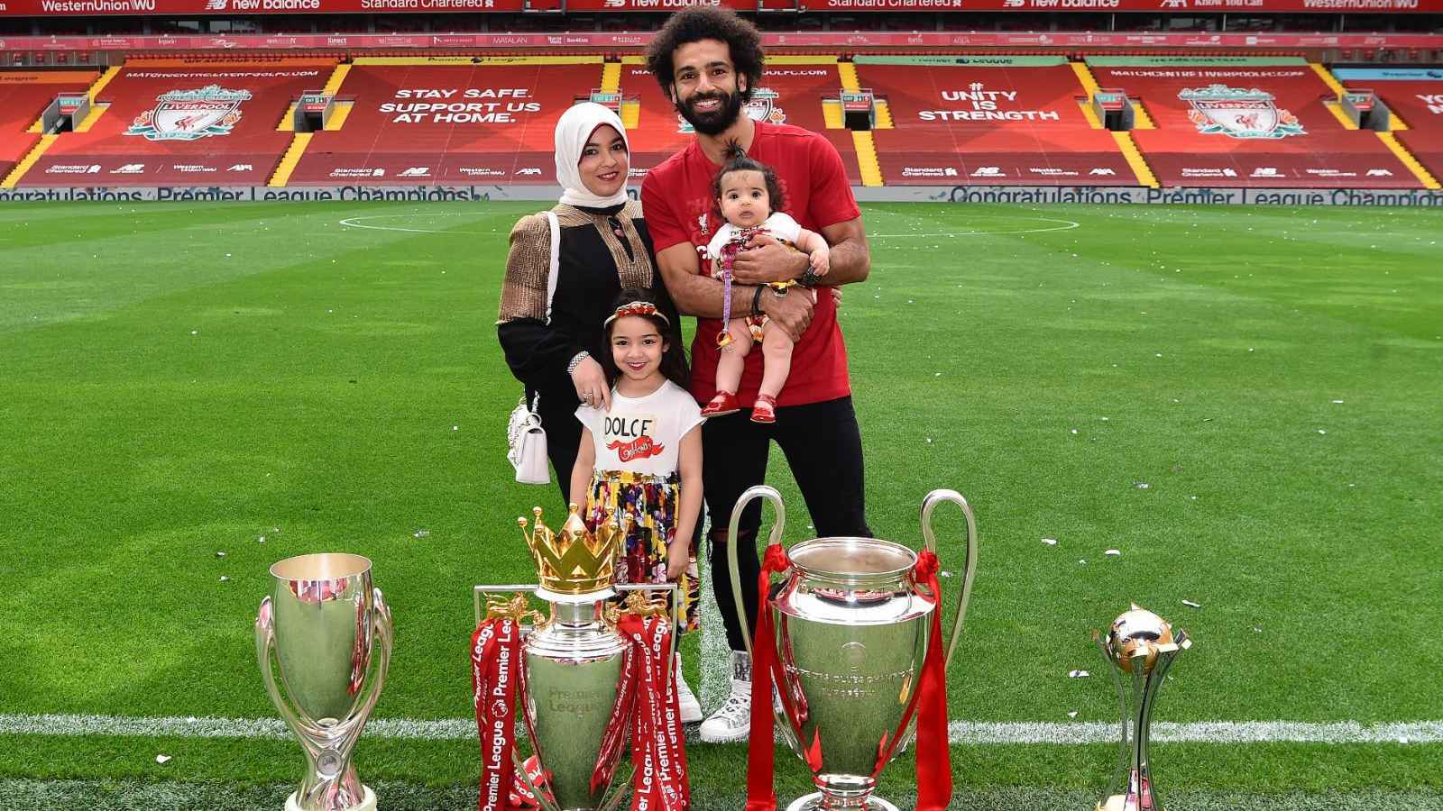 كيف أوقفت زوجة محمد صلاح انتقاله إلى الدوري السعودي؟
