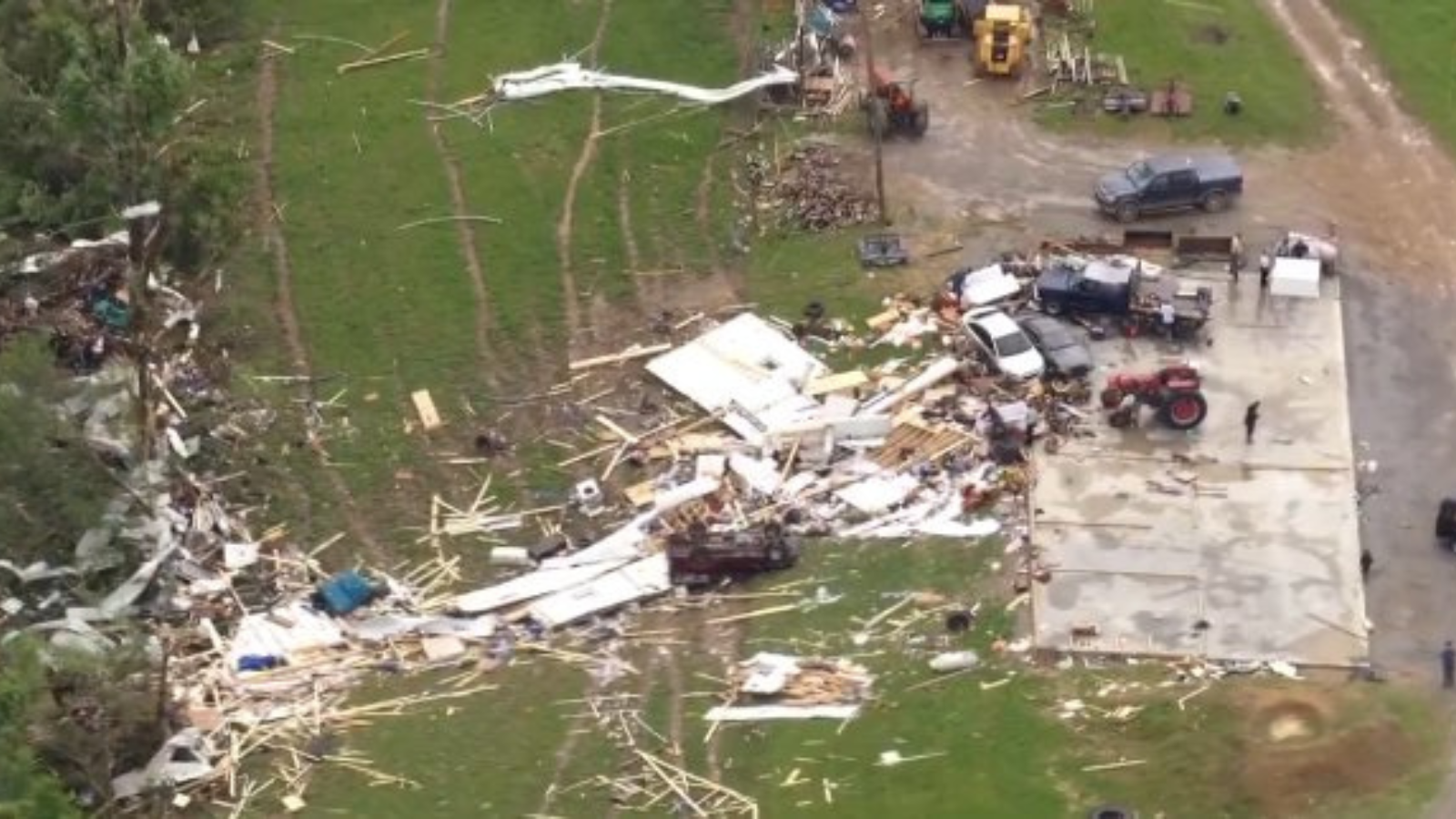 قتيل وجرحى في عواصف شديدة تضرب وسط كنتاكي الأمريكية (صور)