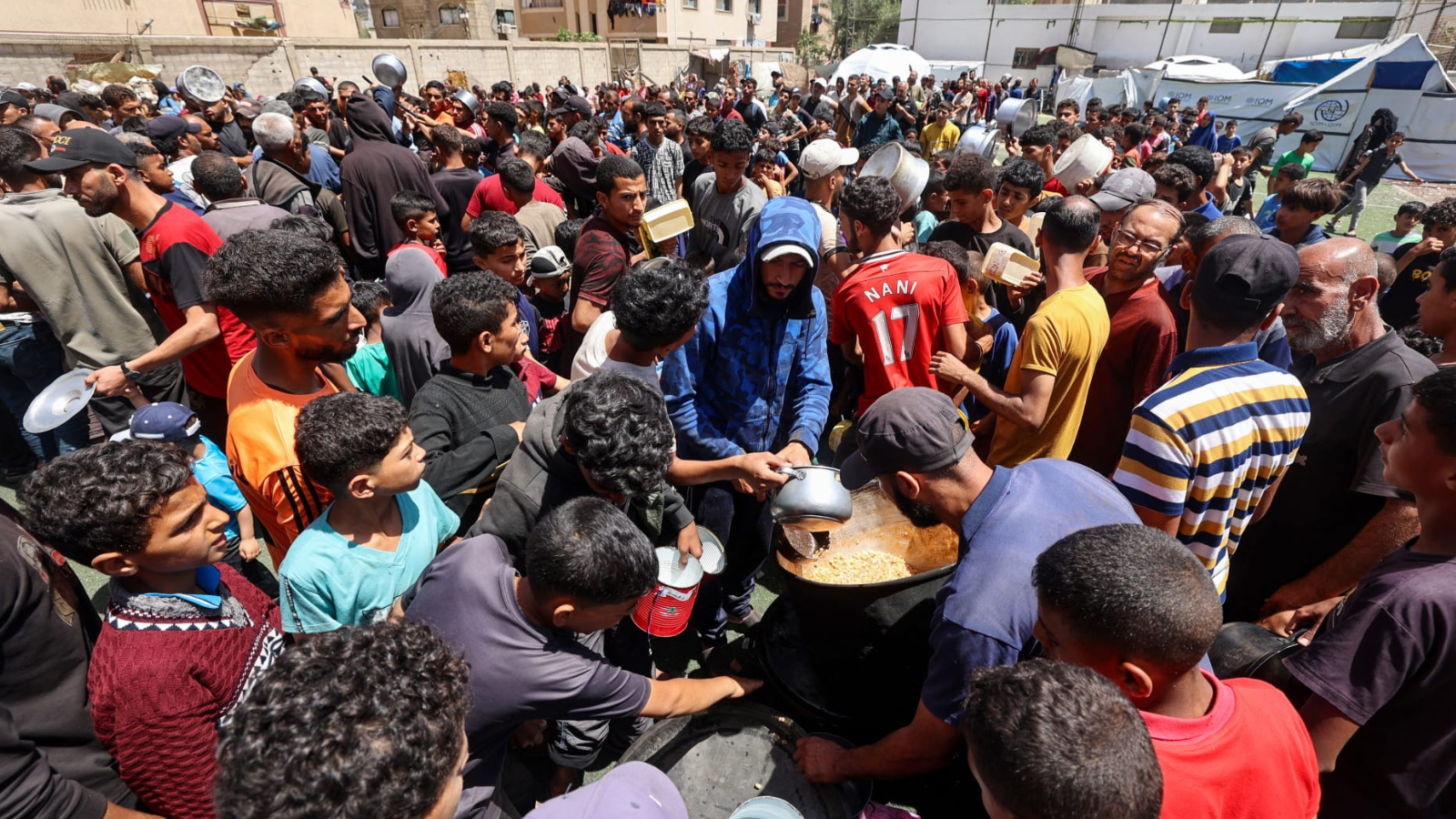 لمنع تفاقم الكارثة.. غزة تحتاج 500 شاحنة مساعدات يومياً