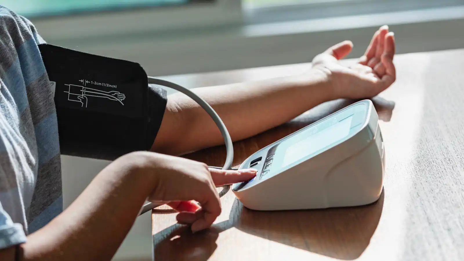 7 طرق لخفض ضغط الدم عند ارتفاعه المفاجئ