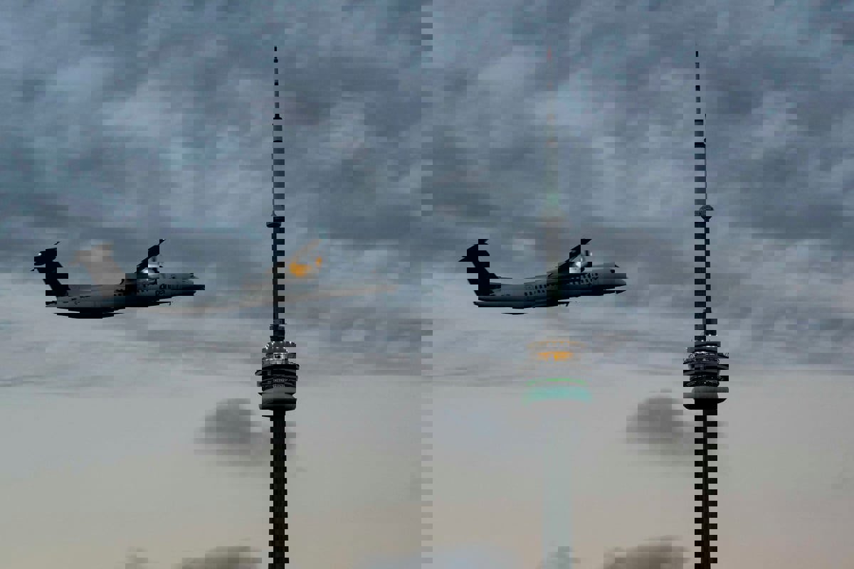 حوادث "بوينغ" تستمر.. نداء "استغاثة" بعد اشتعال النيران بمحرك طائرة (فيديو)