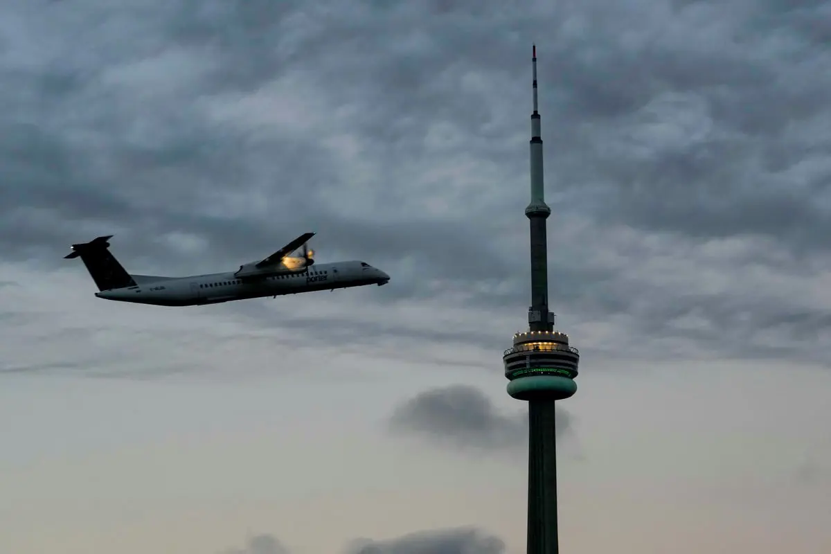 حوادث "بوينغ" تستمر.. نداء "استغاثة" بعد اشتعال النيران بمحرك طائرة (فيديو)