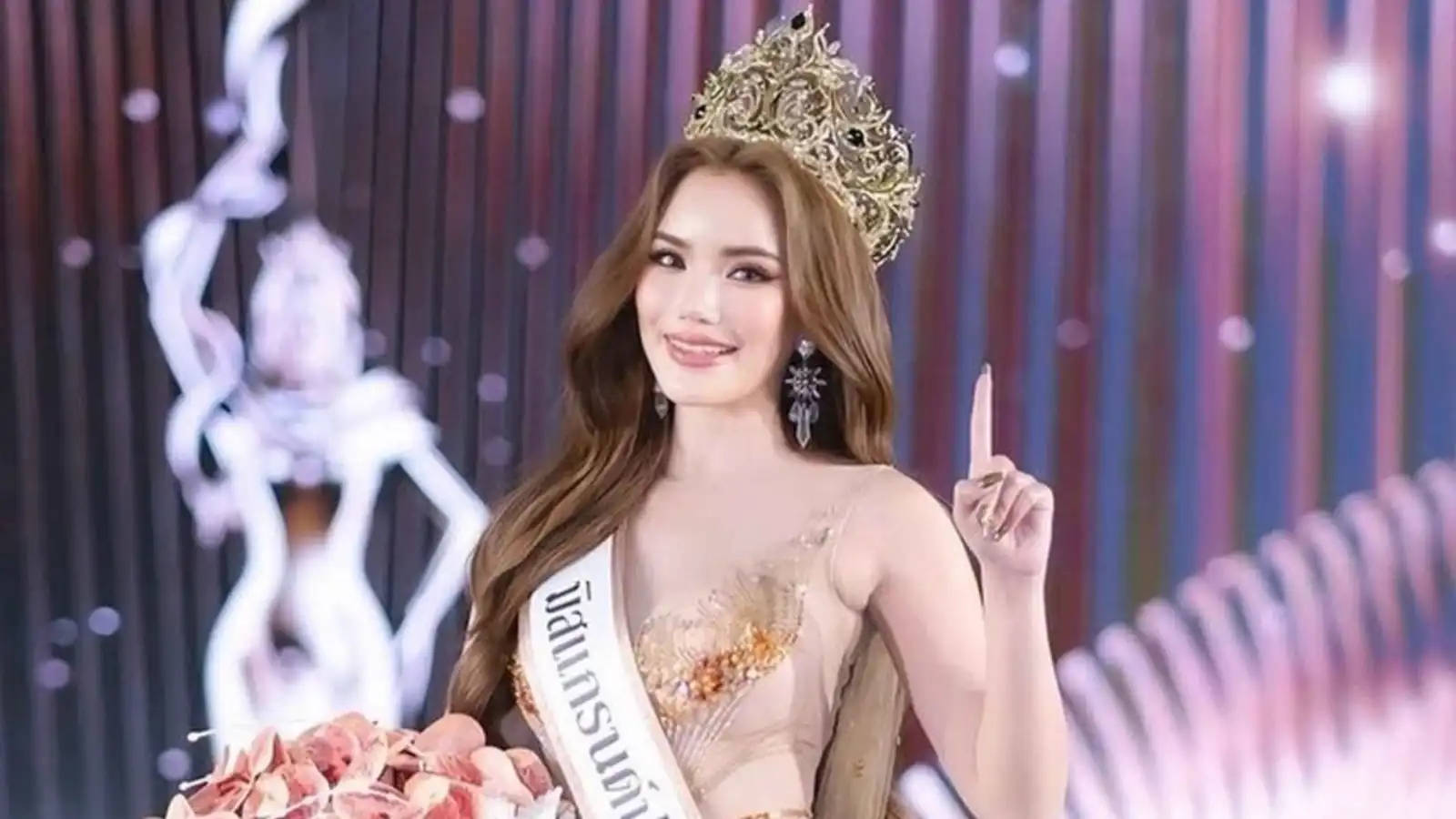 فضيحة تجرد ملكة جمال تايلاند من لقبها بعد يوم من التتويج (صور)