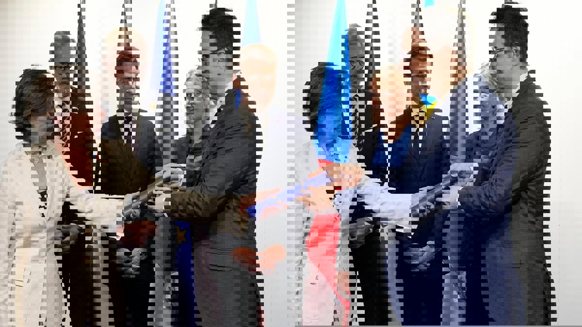 الاتحاد الأوروبي يطالب بمحكمة متخصصة في جرائم الحرب إثر مقابر إيزيوم الجماعية