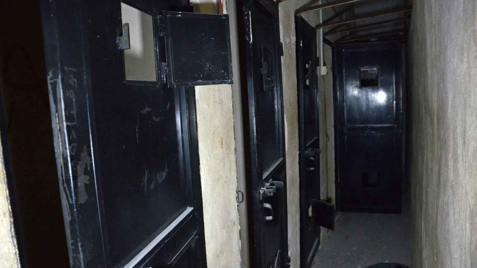 سجون الأسد "تخرج أحشاءها".. مقاطع فيديو توثق معاناة السجناء