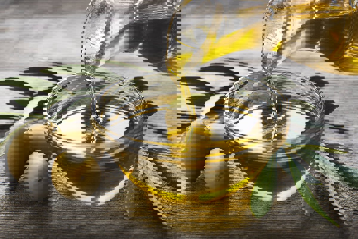 10 فوائد مهمة لزيت الزيتون ستجعلك حريصًا على وجوده في بيتك