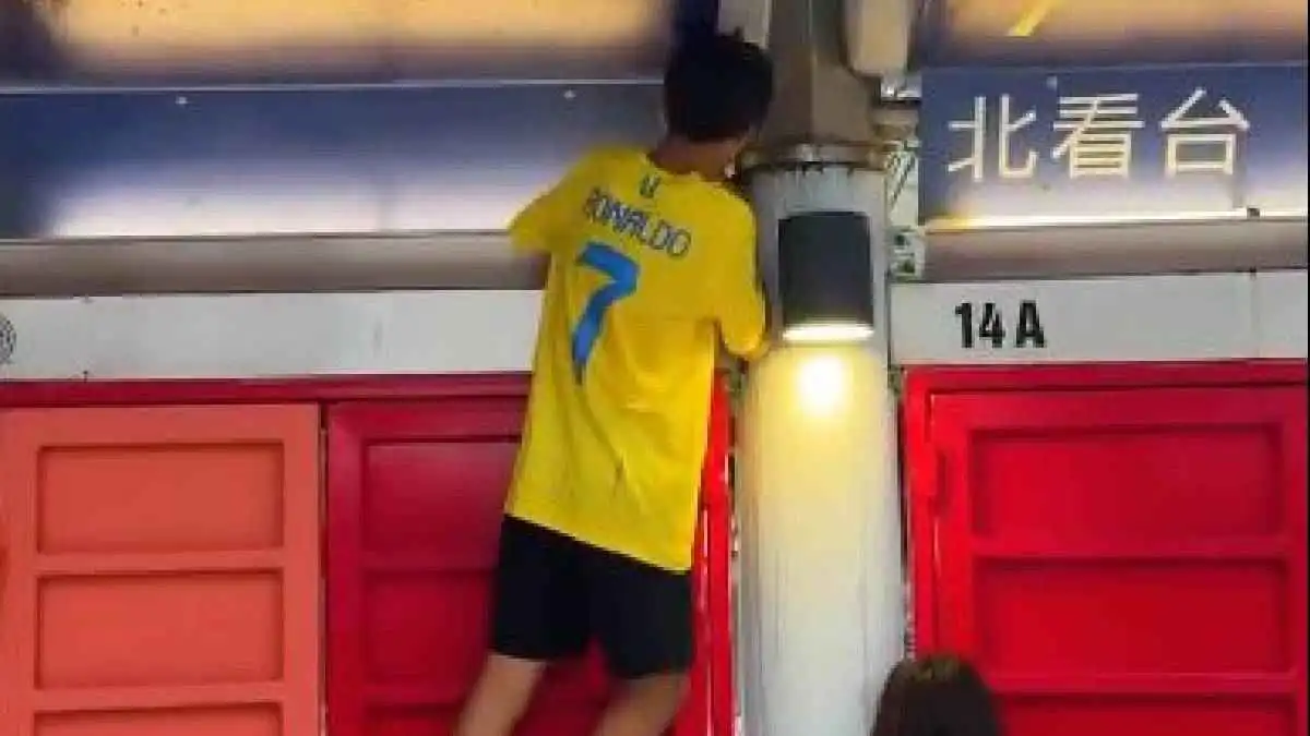 هوس رونالدو يجتاح هونغ كونغ.. طفل يتسلق أبواب المدرجات لمراقبة أسطورته (فيديو)