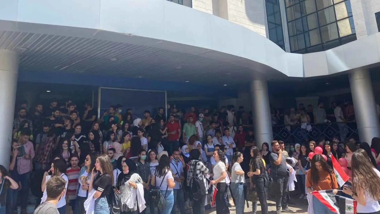 جدل في سوريا.. جامعة تتدخل باللباس ودائرة حكومية تمنع الاختلاط