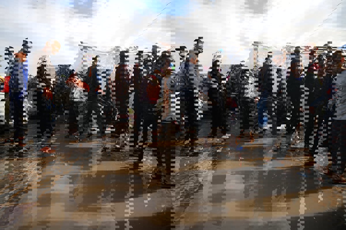 "نغرق في الوحل والأمراض".. الشتاء يعمّق جراح النازحين في غزة