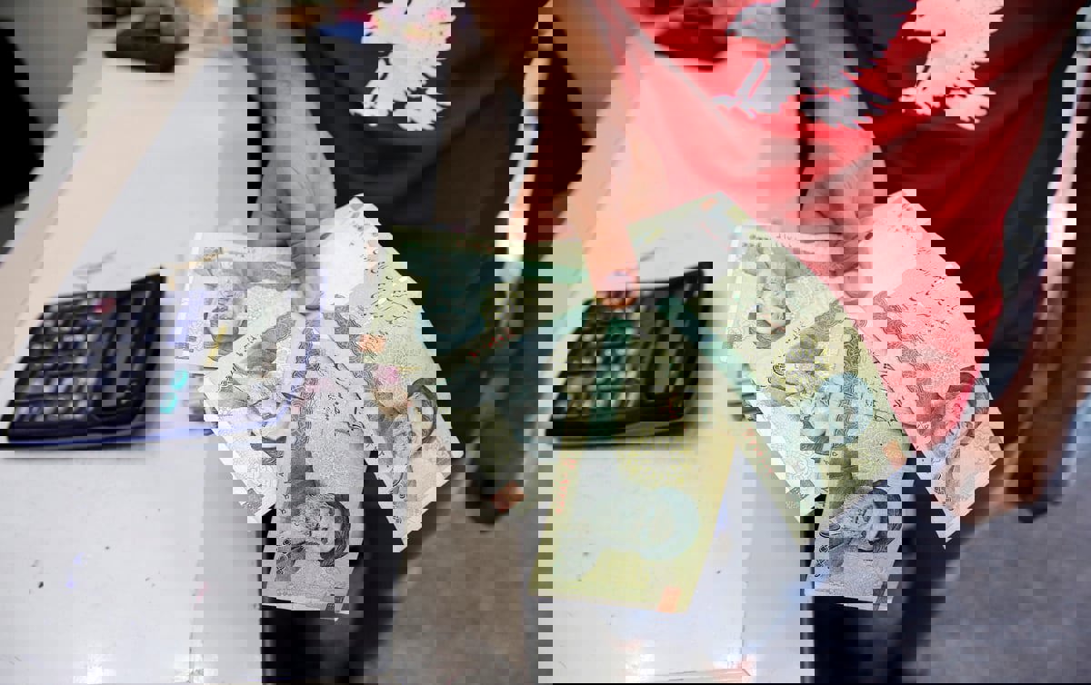 الريال الإيراني يُسجل انهيارًا كبيرًا بعد يوم من إجراء الانتخابات