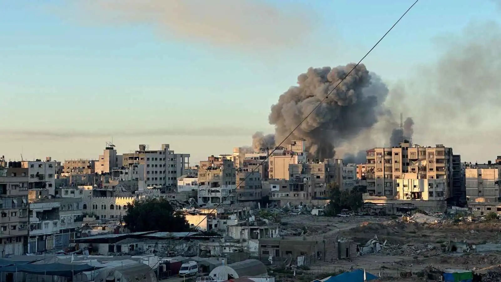 بغارات عنيفة وروبوتات مفخخة.. حرب غزة تدخل عامها الثالث (فيديو وصور)