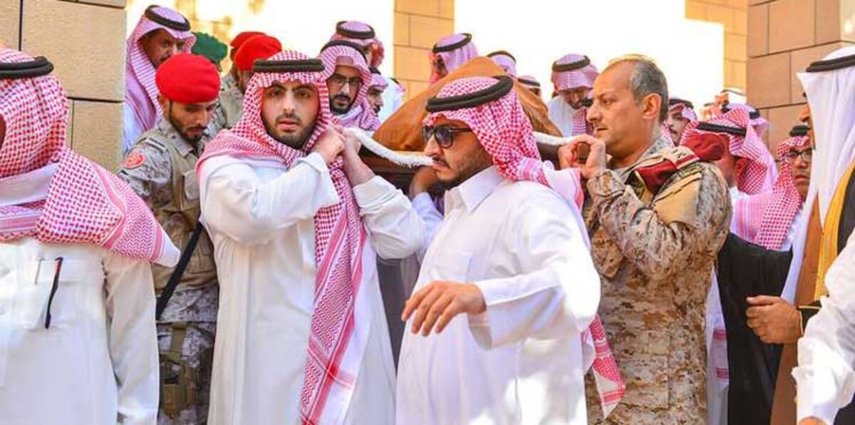 دفن الأمير تركي بن عبد العزيز والملك سلمان يتقدّم المصلين (صور)‎