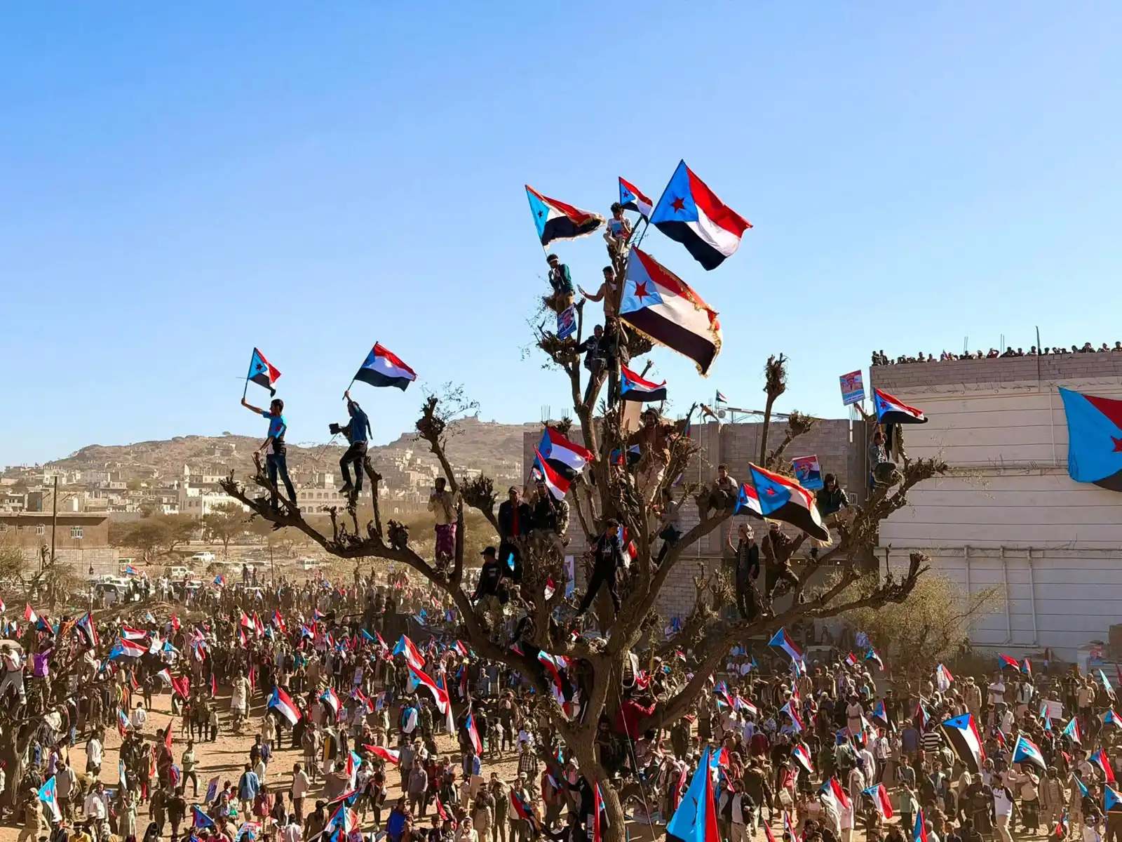 الضالع تنتفض دعما للانتقالي الجنوبي وتندد بمخططات العليمي