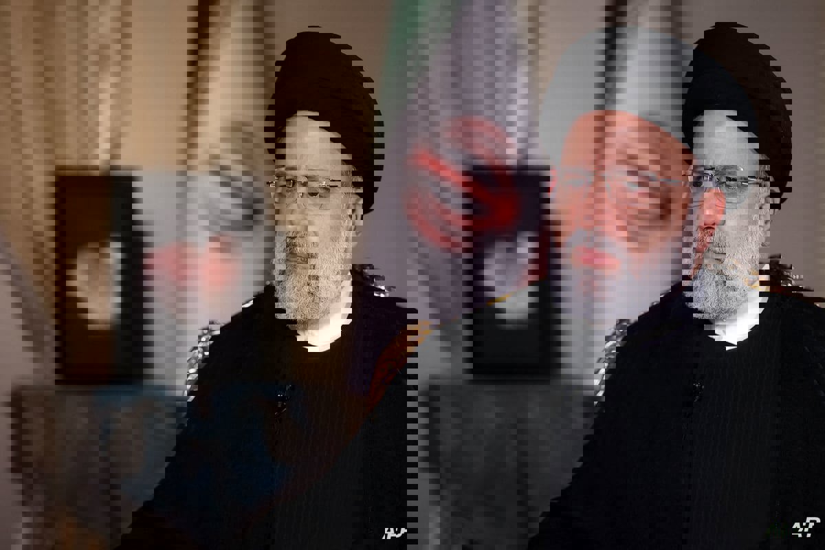 آخر ظهور للرئيس الإيراني على متن الهليكوبتر قبل سقوطها (فيديو) 