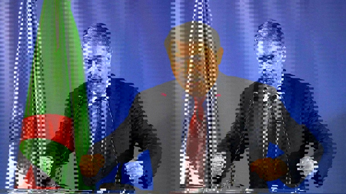 الجزائر.. بن فليس يدعو للحوار بين الجيش والحراك