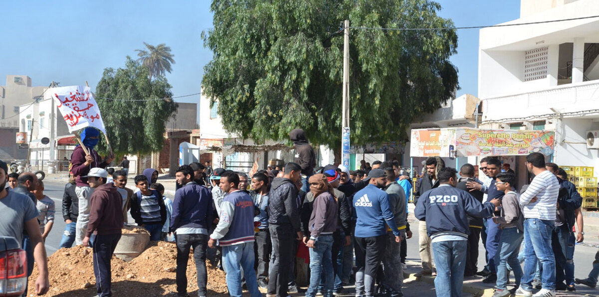 احتجاجات تطاوين التونسية تتفاقم.. وفاة محتج صدمته سيارة شرطة وحرق مراكز أمنية