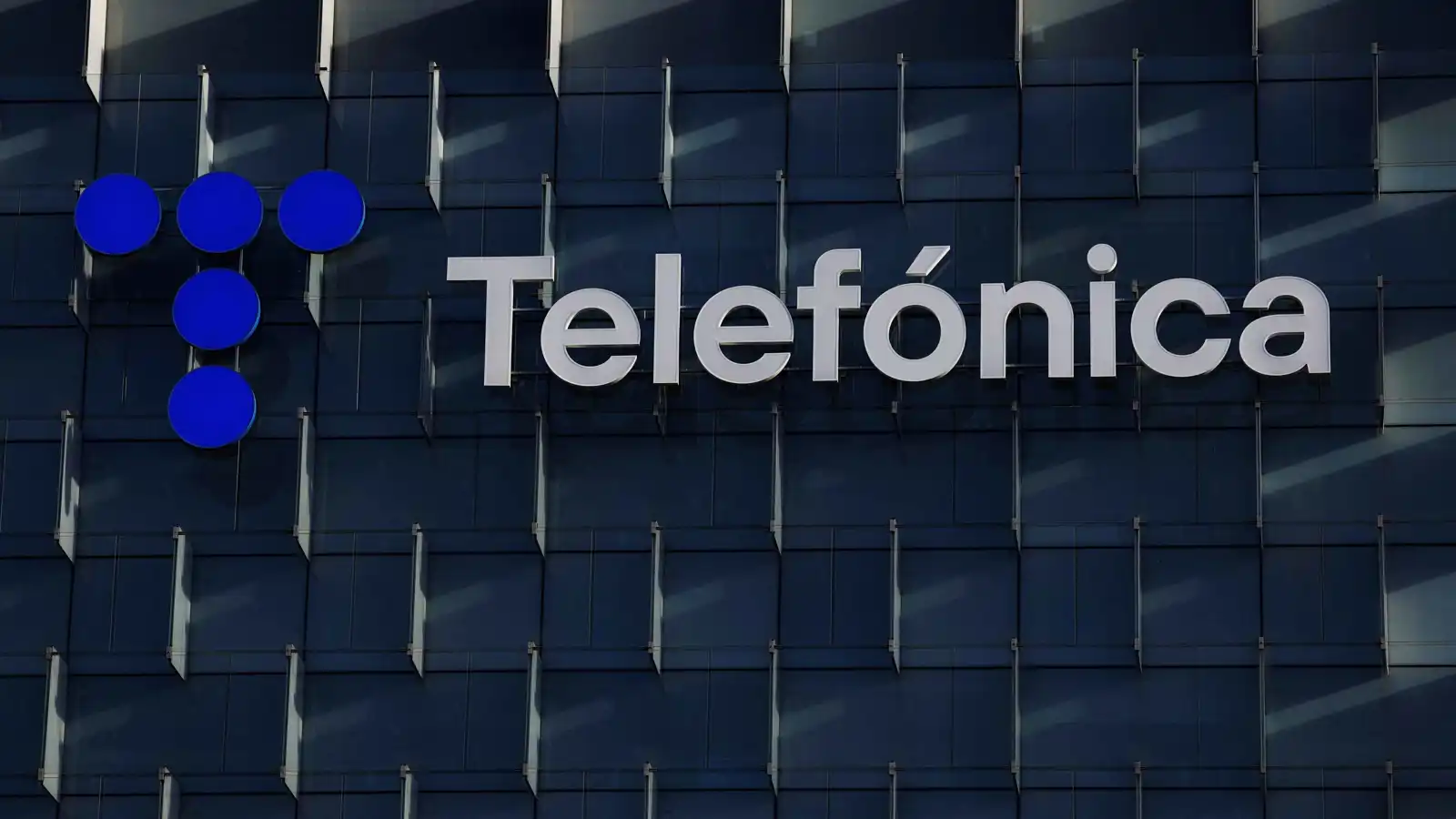 الديون تدفع عملاقة الاتصالات الإسبانية "تليفونيكا" لإلغاء 5 آلاف وظيفة