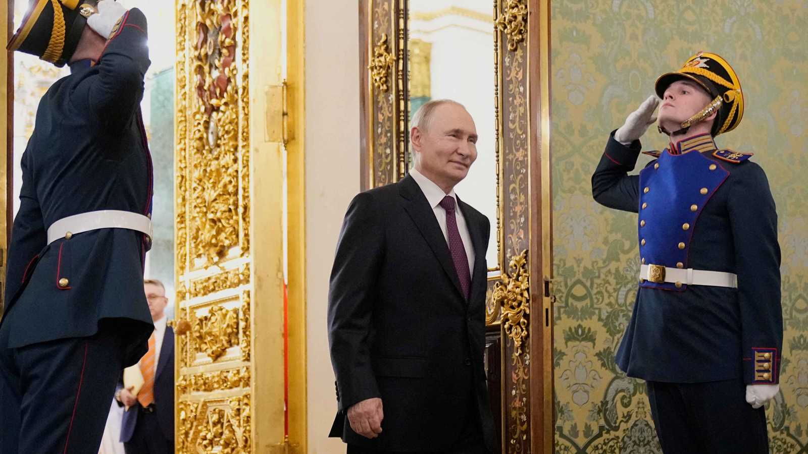 بوتين يبحث برنامج إيران النووي مع علي لاريجاني في موسكو