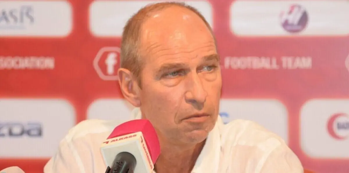 مدرب سلطنة عمان يغادر فجأة.. تعرف على السبب