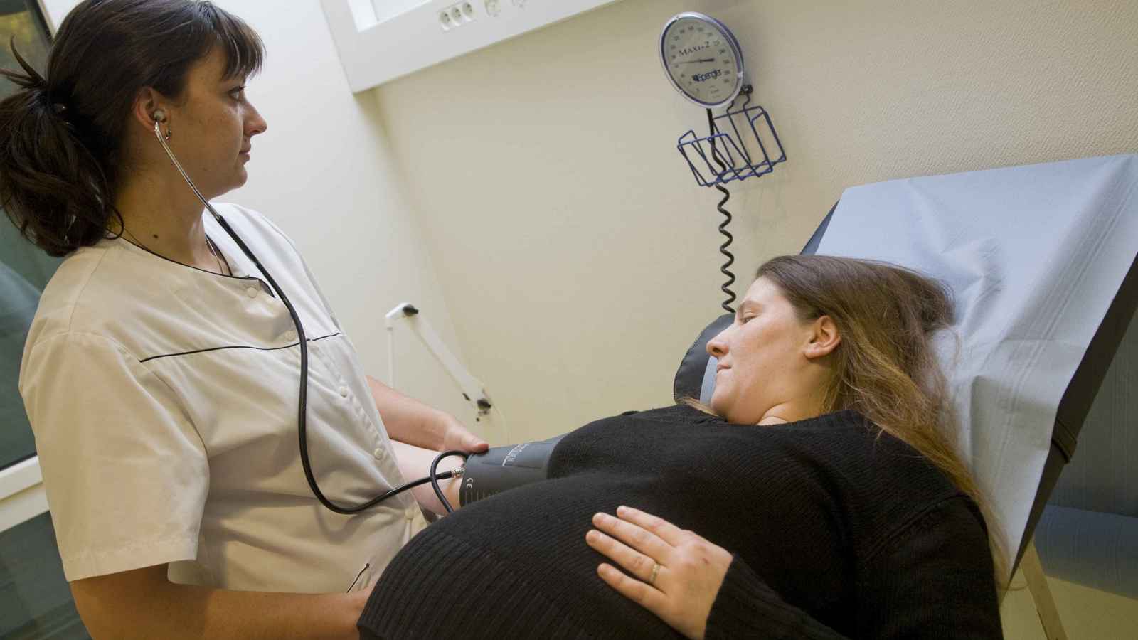 ارتفاع ضغط الدم عند الحامل.. متى يصبح تهديدًا؟