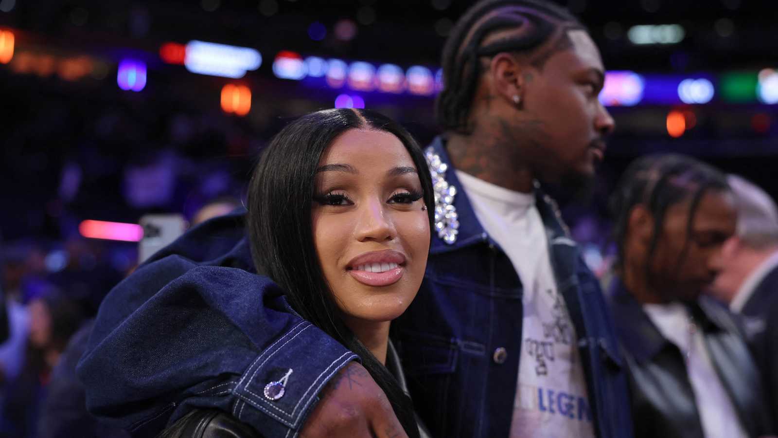 "الميكروفون" يتسبب بدعوى قضائية ضد كاردي بي