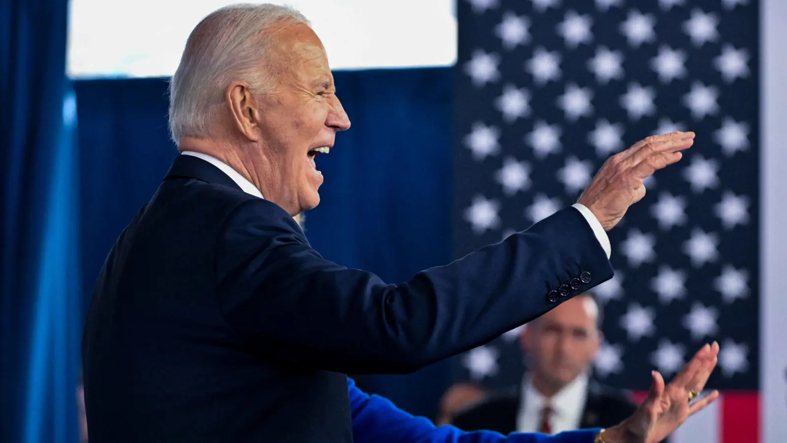 "عفا عن الجميع ونسي نفسه"... ترامب يسخر من قرارات بايدن