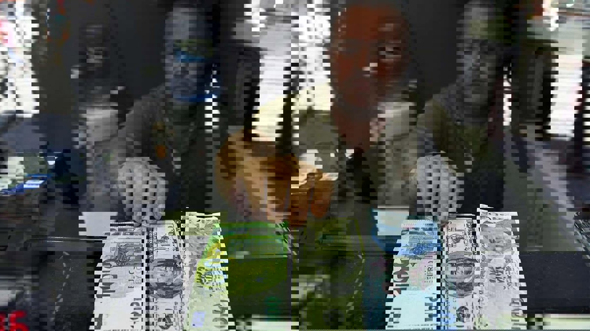 الليرة التركية تهبط إلى 8.65 مقابل الدولار قبيل قرار بشأن الفائدة