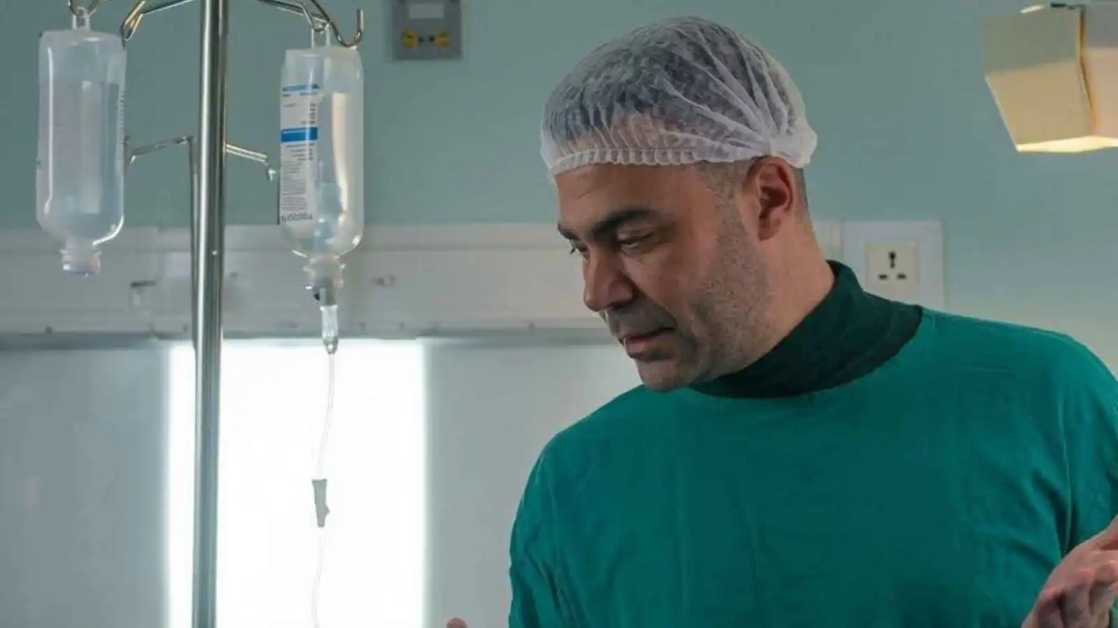 أزمة "غرفة الولادة" تتصاعد.. العزب يدافع عن محمد إمام ويرفض اعتذاره