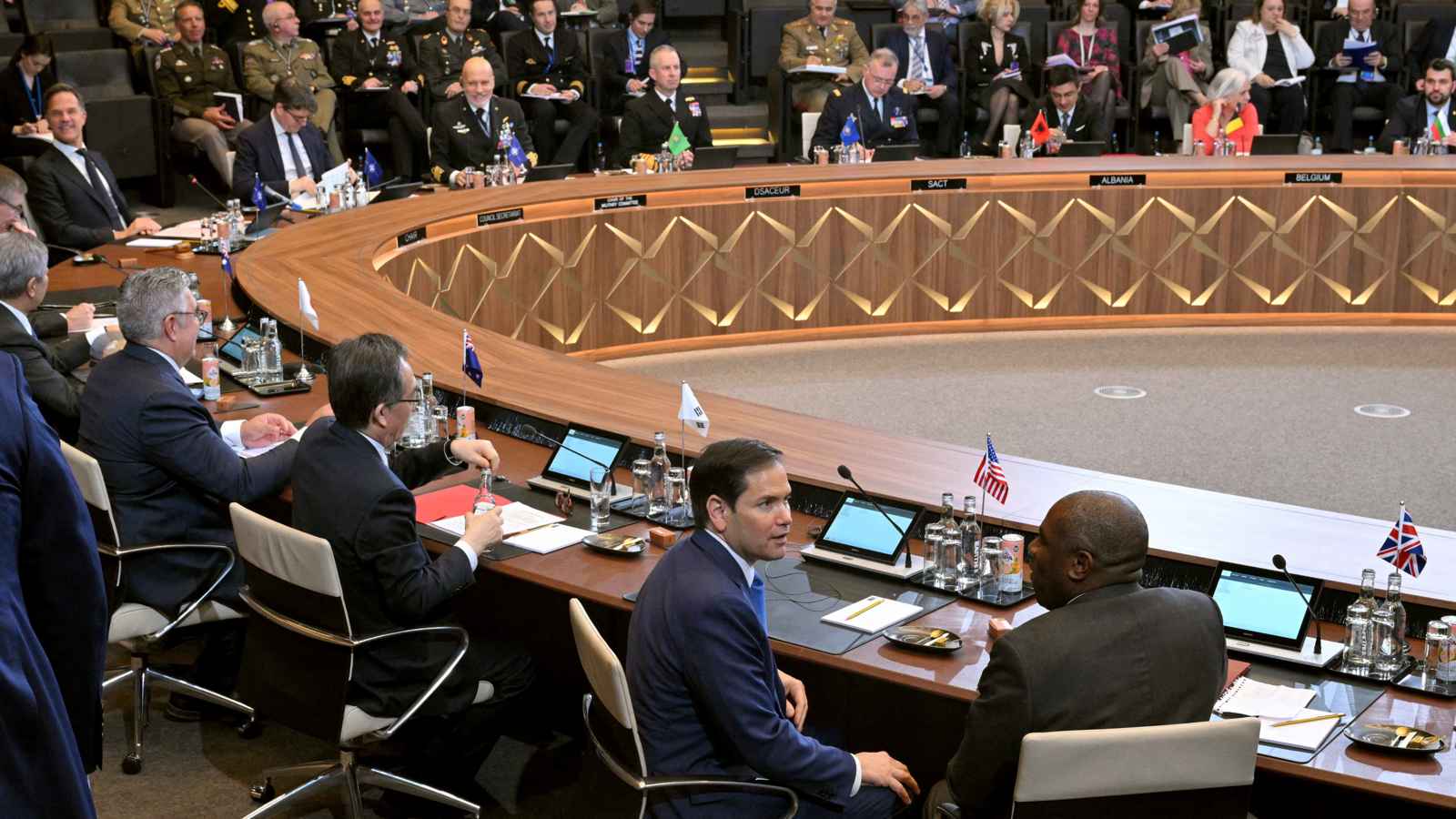 واشنطن تُسلّم أوروبا "مفاتيح كييف".. هل تنسحب أمريكا من الحرب الأوكرانية؟