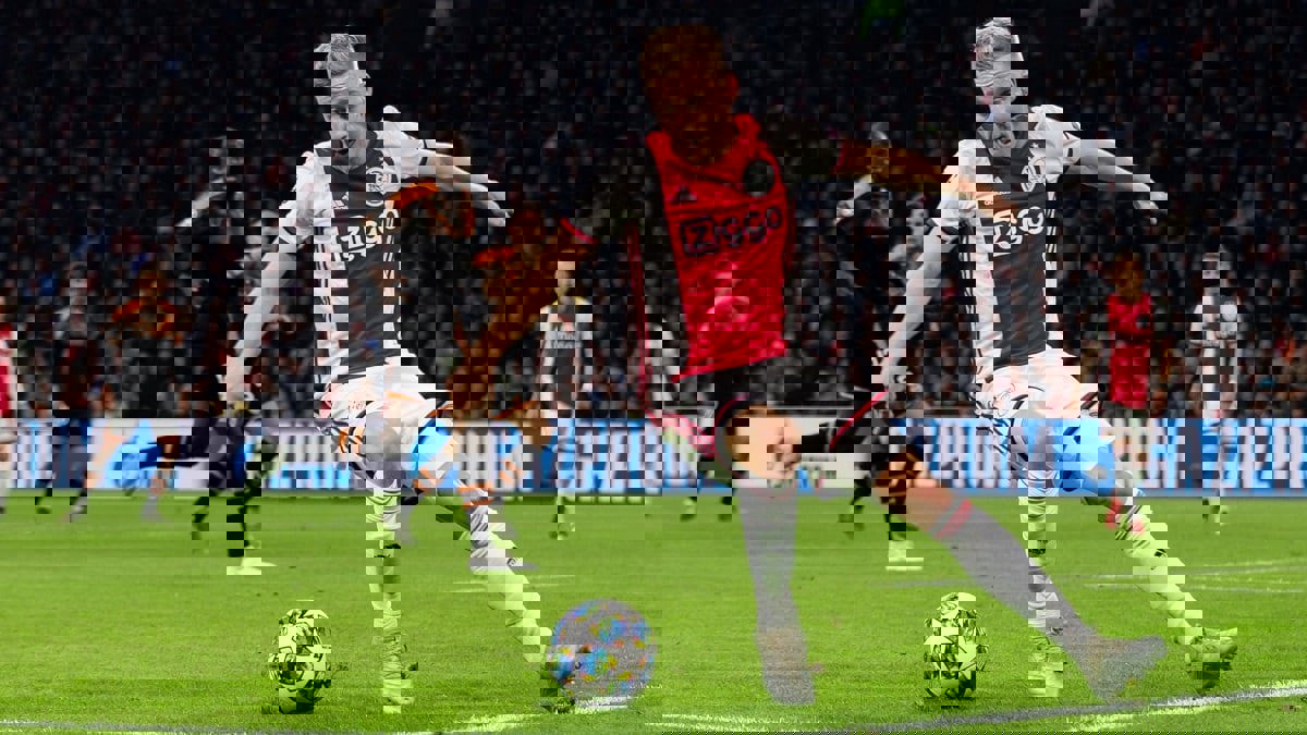 صحيفة: مانشستر يونايتد يخطف فان دي بيك من برشلونة