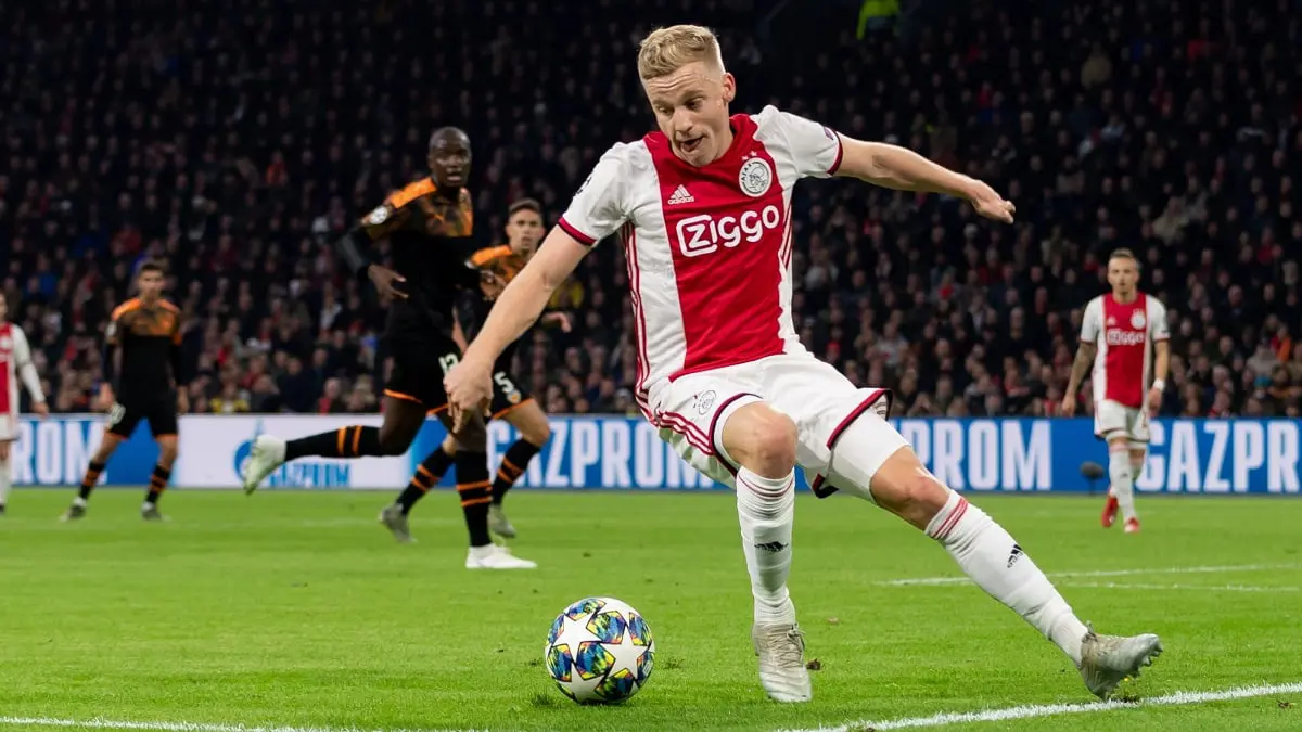 صحيفة: مانشستر يونايتد يخطف فان دي بيك من برشلونة