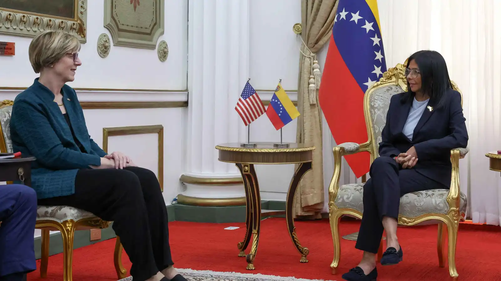 أول اجتماع رسمي بين رئيسة فنزويلا المؤقتة والمبعوثة الأمريكية