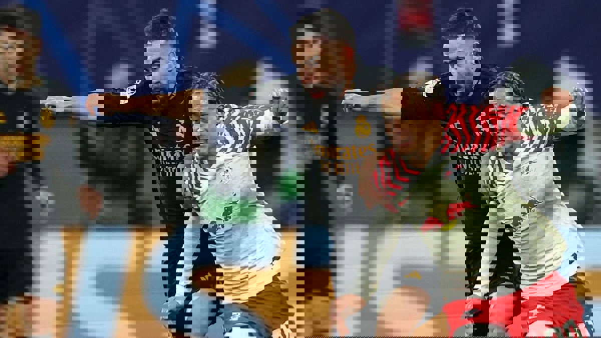 تشافي سيمونز يحذر ريال مدريد