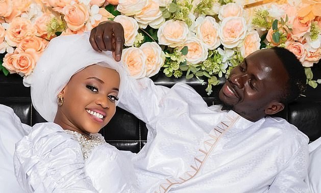 المئات احتشدوا.. استقبال حافل لزوجة ساديو ماني في مدرستها (فيديو)