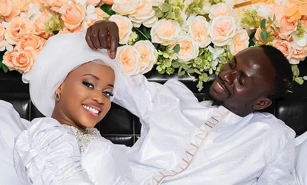 المئات احتشدوا.. استقبال حافل لزوجة ساديو ماني في مدرستها (فيديو)