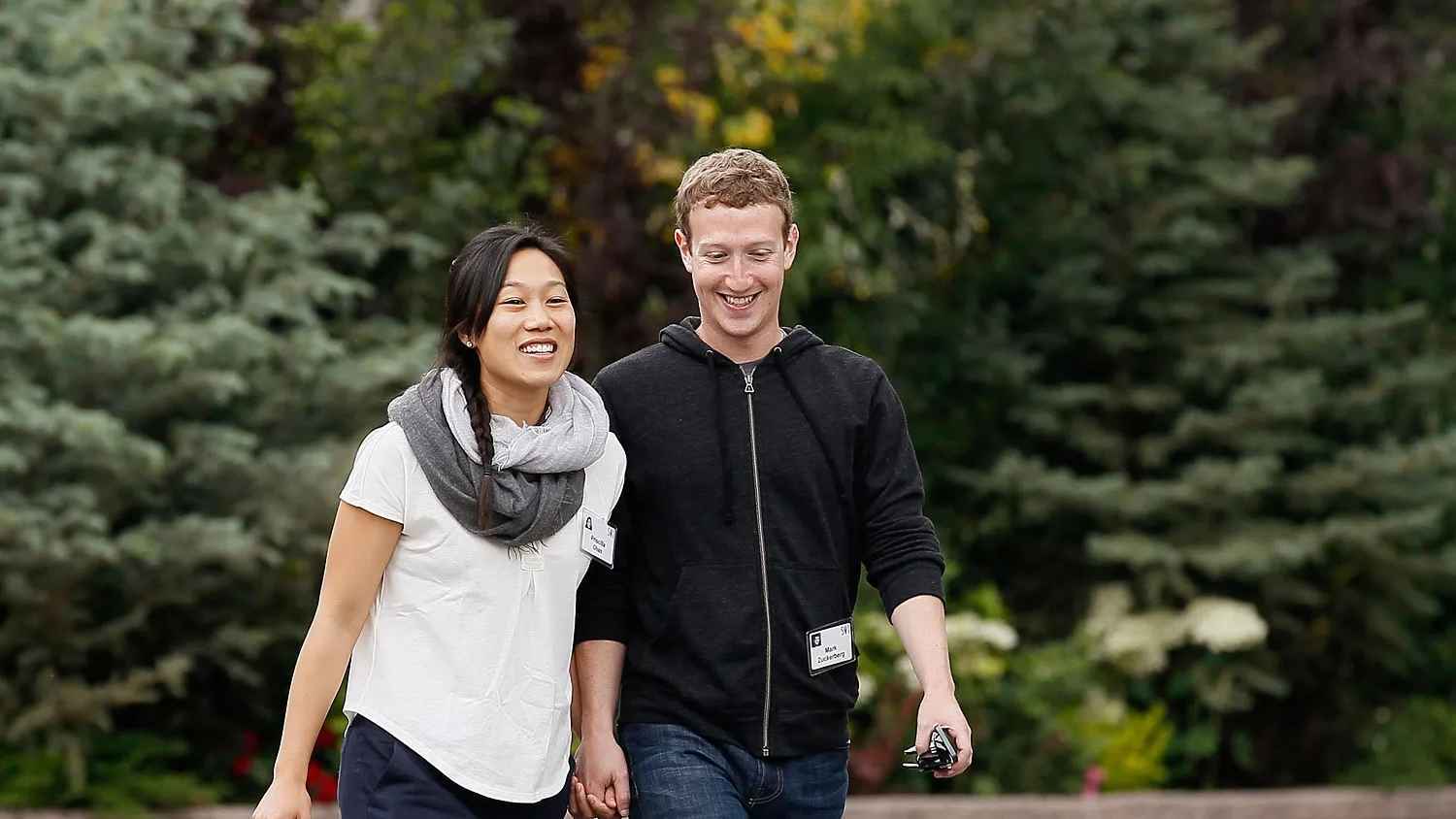 "مزّق ثيابه".. زوكربيرغ يفاجئ زوجته بطريقة غير تقليدية (فيديو)