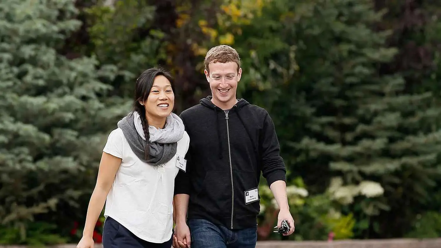 "مزّق ثيابه".. زوكربيرغ يفاجئ زوجته بطريقة غير تقليدية (فيديو)