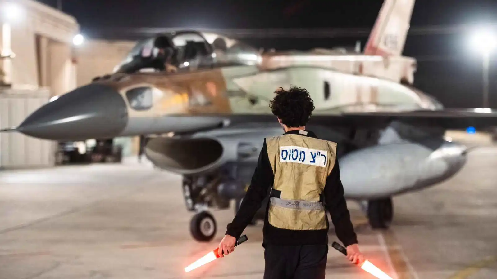 إسرائيل تستهدف مواقع صواريخ إيرانية في غارات ليلية على طهران (فيديو)