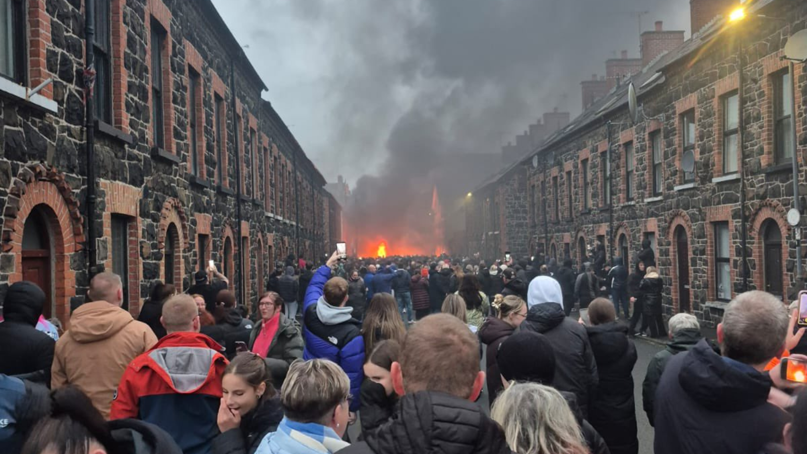 أيرلندا الشمالية.. ليلة ثالثة من الاحتجاجات ضد المهاجرين (فيديو وصور)