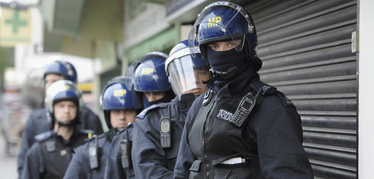 الشرطة البريطانية تصيب امرأة بالرصاص وتعتقل 4 في مداهمة بلندن