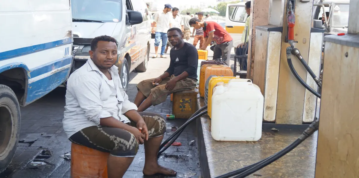 تدهور الريال اليمني يجر عدن لأزمة وقود فريدة من نوعها