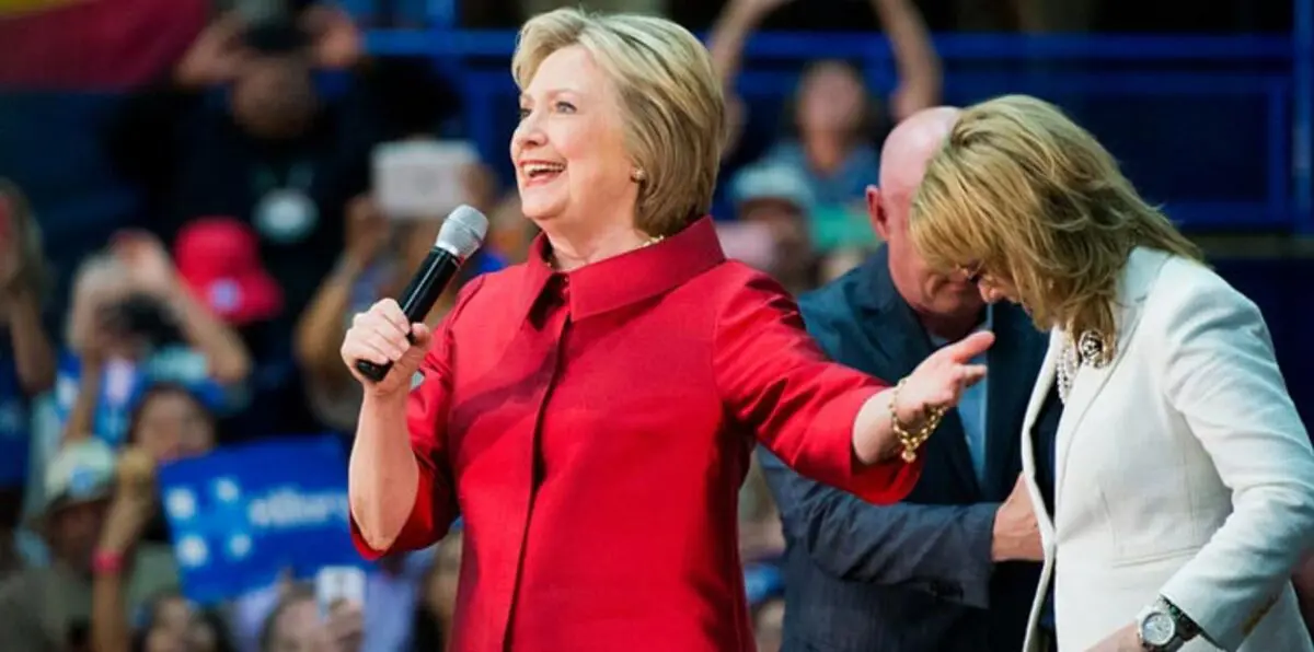 هيلاري كلينتون بالمايوه و النقاب (صور وفيديو)