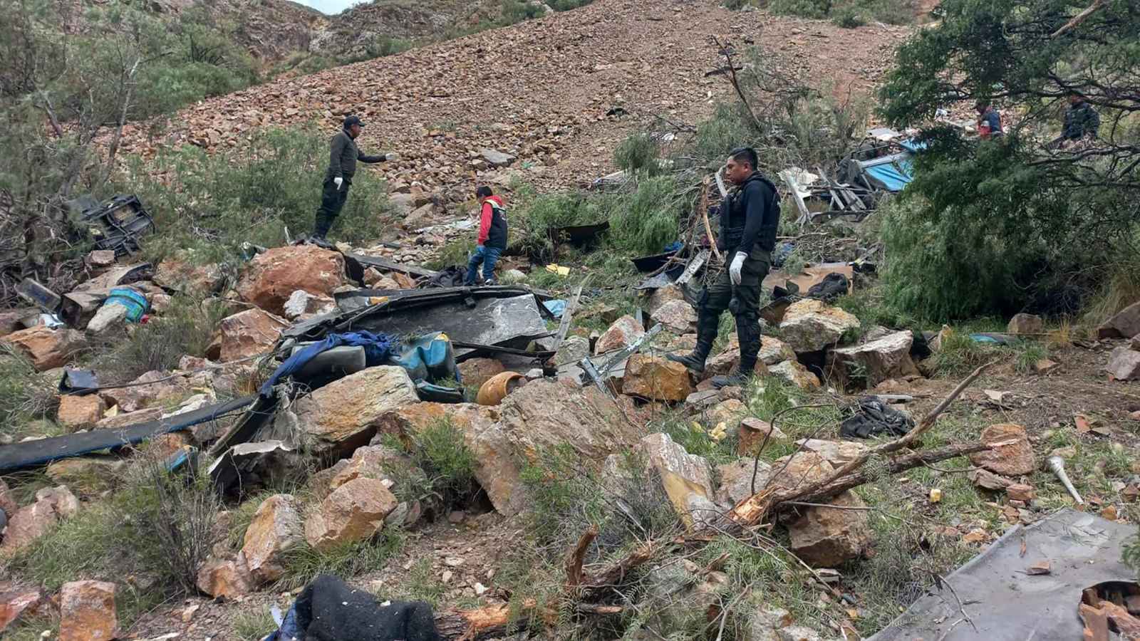 بوليفيا.. عشرات القتلى في حادث سقوط حافلة بواد