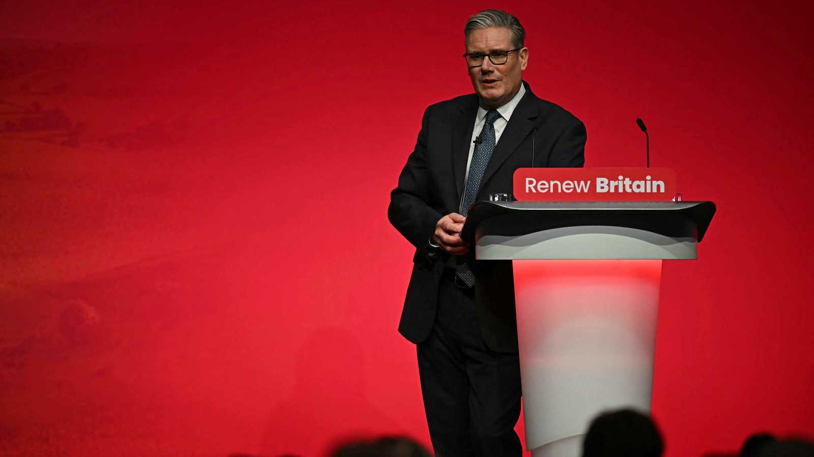 "الجدار الأحمر" يتصدع.. حرب الصلب تهدد حلم ستارمر الأوروبي